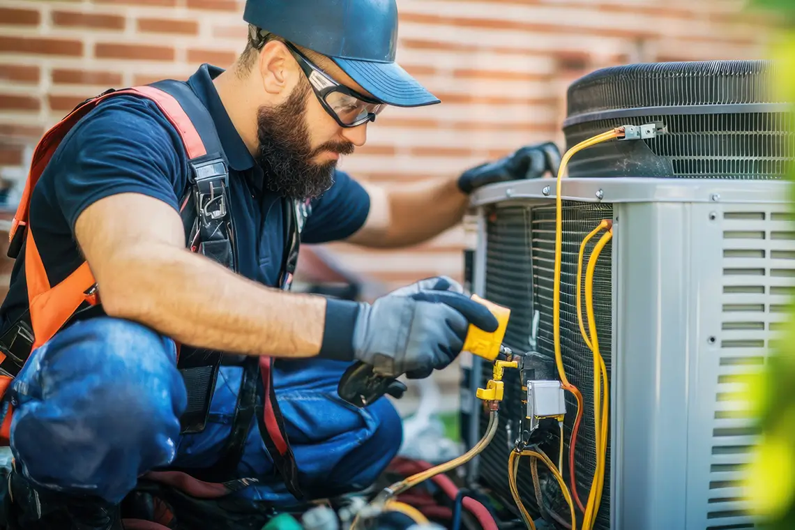 Techniker wartet eine Klimaanlagen Außeneinheit