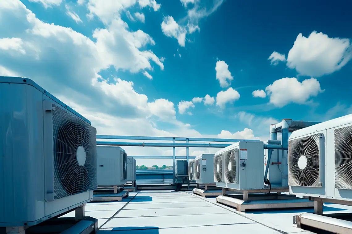 Klimageräte auf einem Flachdach eines Gewerbegebäudes