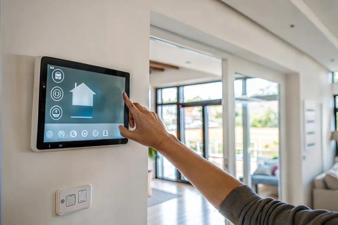 Hand bedient Wanddisplay zur Steuerung einer modernen gewerblichen Lüftungsanlage im Gebäude Hand bedient Wanddisplay zur Steuerung einer modernen gewerblichen Lüftungsanlage im Gebäude