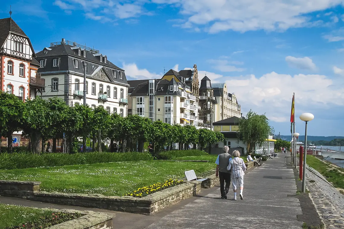 Spazierweg entlang der Rheinpromenade in Bad Honnef mit historischen Gebäuden und Grünanlagen Spazierweg entlang der Rheinpromenade in Bad Honnef mit historischen Gebäuden und Grünanlagen