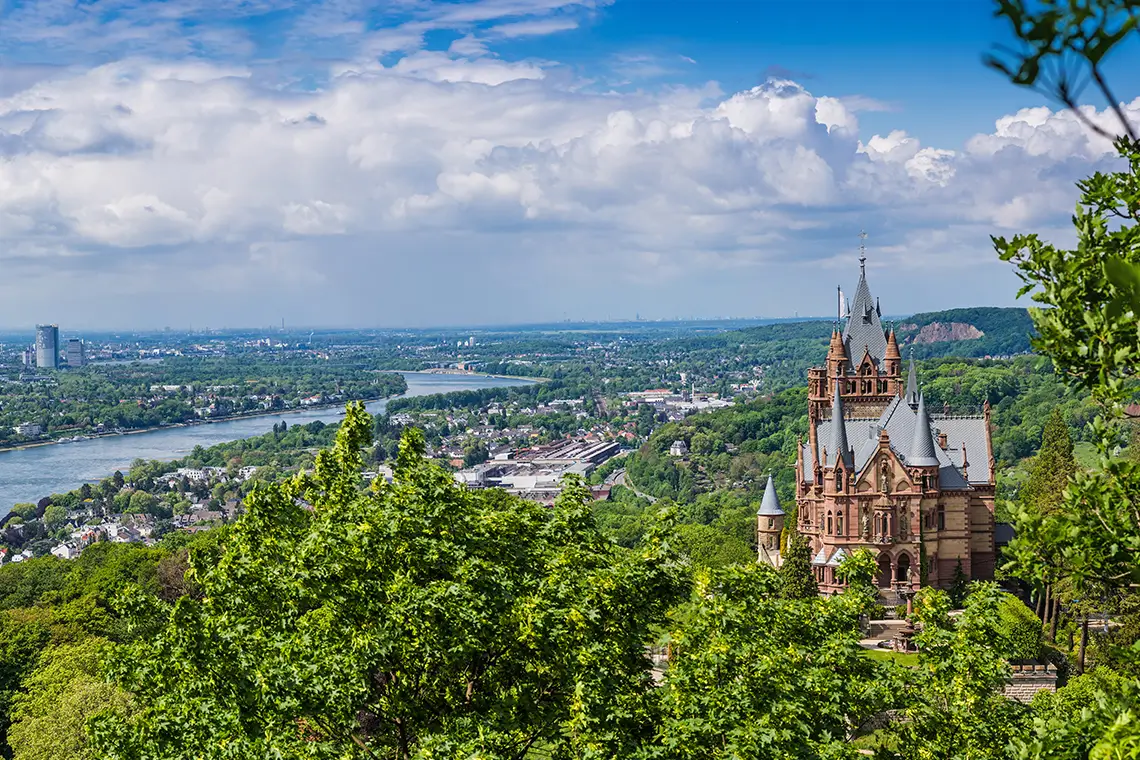 Blick auf Schloss Drachenburg und das Rheintal bei Bad Honnef an einem sonnigen Tag Blick auf Schloss Drachenburg und das Rheintal bei Bad Honnef an einem sonnigen Tag