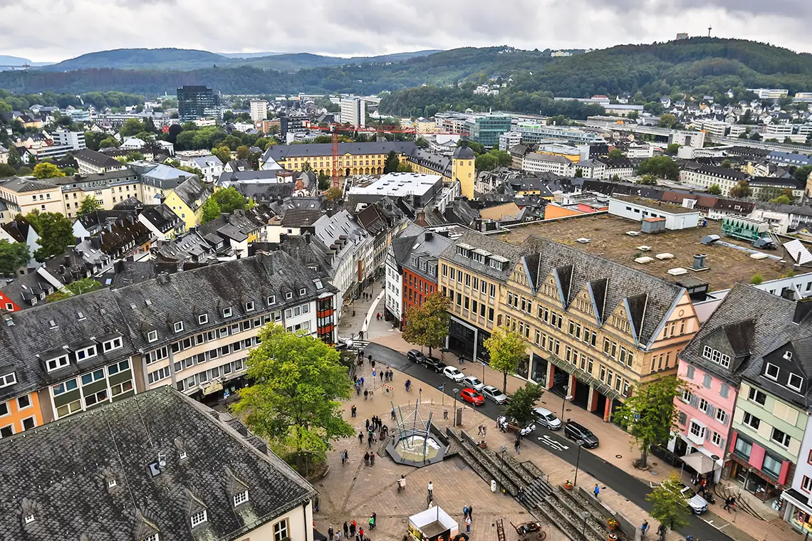 Blick über Siegburg mit Altstadt, Marktplatz und umliegenden Hügeln an einem bewölkten Tag Blick über Siegburg mit Altstadt, Marktplatz und umliegenden Hügeln an einem bewölkten Tag