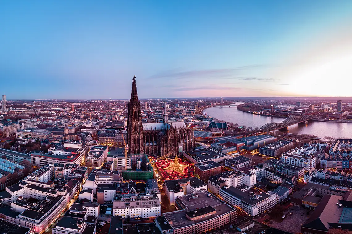 Panorama von Köln mit Kölner Dom, Rhein und Stadtlandschaft bei Sonnenuntergang Panorama von Köln mit Kölner Dom, Rhein und Stadtlandschaft bei Sonnenuntergang