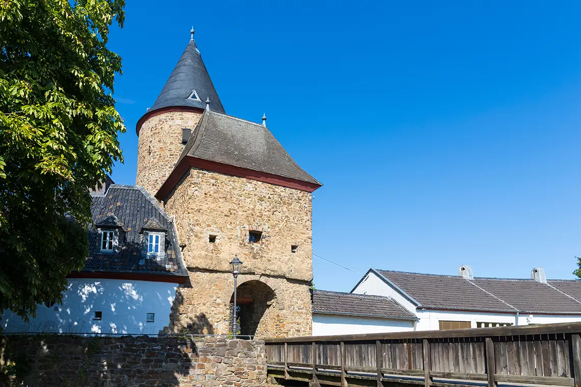 Die Burg Rheinbach mit Wehrturm – Wahrzeichen der historischen Altstadt Die Burg Rheinbach mit Wehrturm – Wahrzeichen der historischen Altstadt