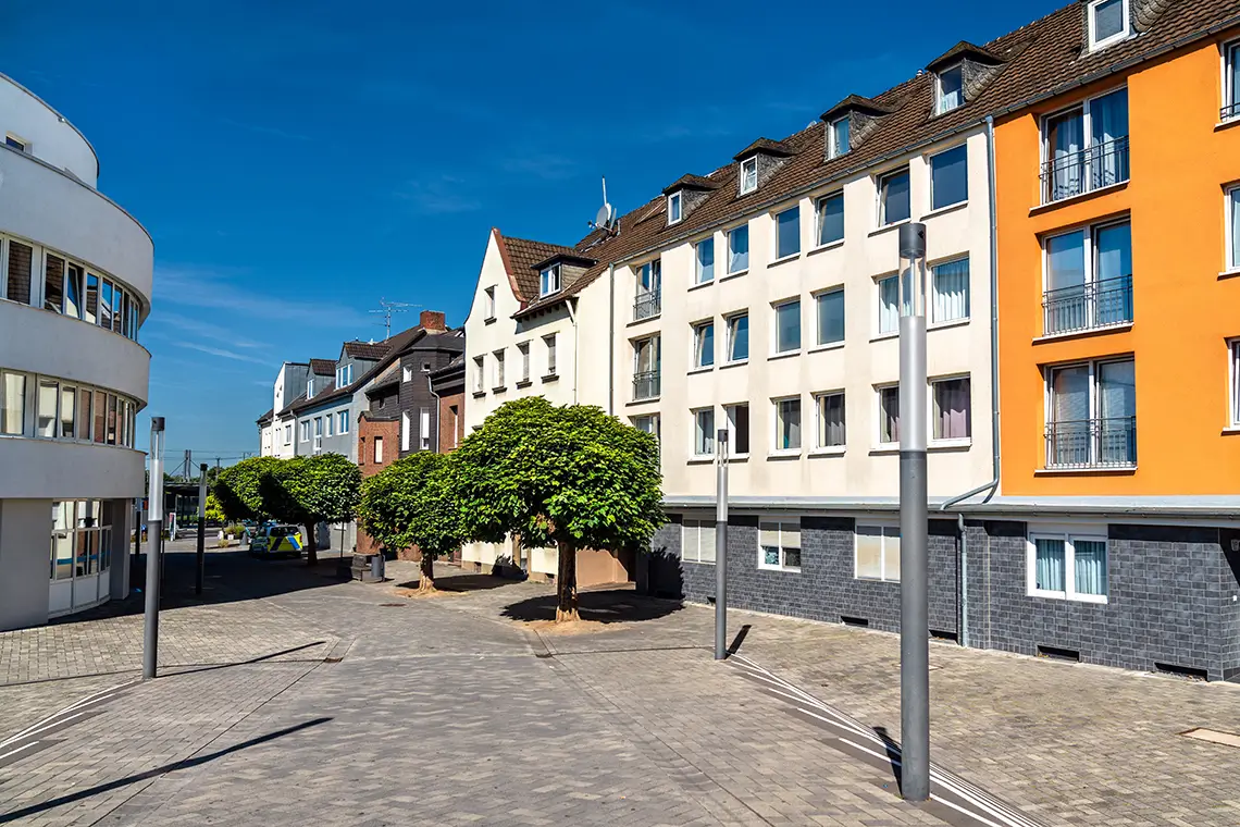 Ruhige Fußgängerzone in Troisdorf mit modernen Gebäuden und kleinen Bäumen entlang der gepflasterten Straße Ruhige Fußgängerzone in Troisdorf mit modernen Gebäuden und kleinen Bäumen entlang der gepflasterten Straße