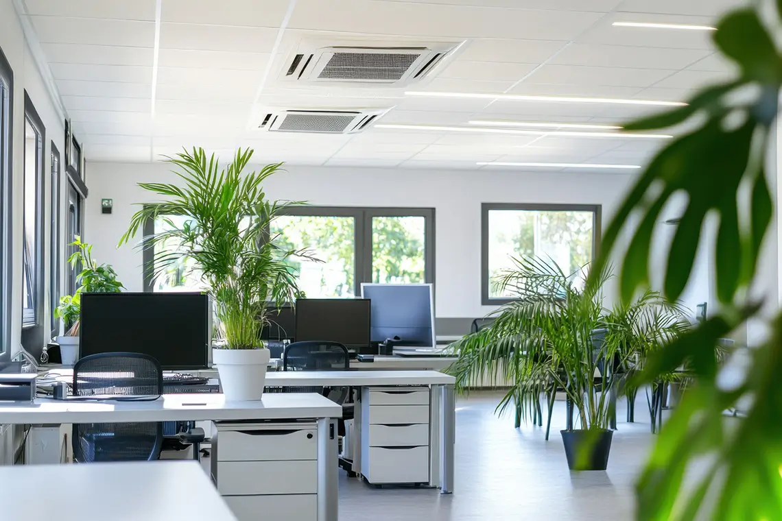 Modernes Büro mit Pflanzen und Kassettengeräten in der Decke Modernes Büro mit Pflanzen und Kassettengeräten in der Decke