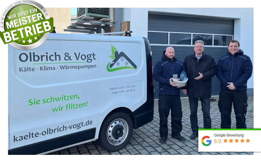Die Geschäftsführer von Olbrich & Vogt Kälte-Klima-Wärmepumpen stehen neben ihrem Firmenfahrzeug mit Logo und Slogan ‚Sie schwitzen, wir flitzen!‘ – Meisterbetrieb mit 5-Sterne-Google-Bewertung.