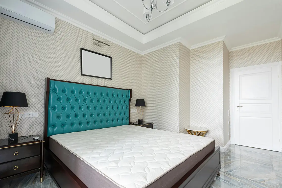 Modernes Schlafzimmer mit Wandklimaanlage über dem Bett Modernes Schlafzimmer mit Wandklimaanlage über dem Bett