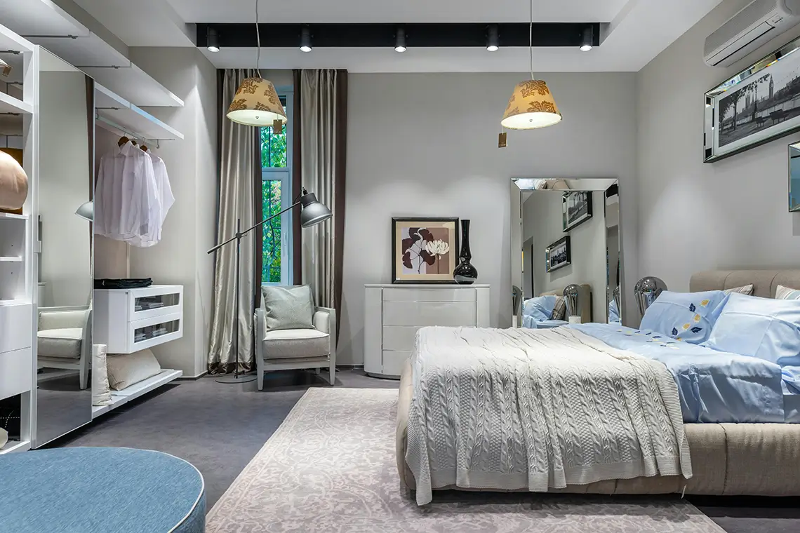 Stilvolles Schlafzimmer mit Split-Klimaanlage an der Wand Stilvolles Schlafzimmer mit Split-Klimaanlage an der Wand