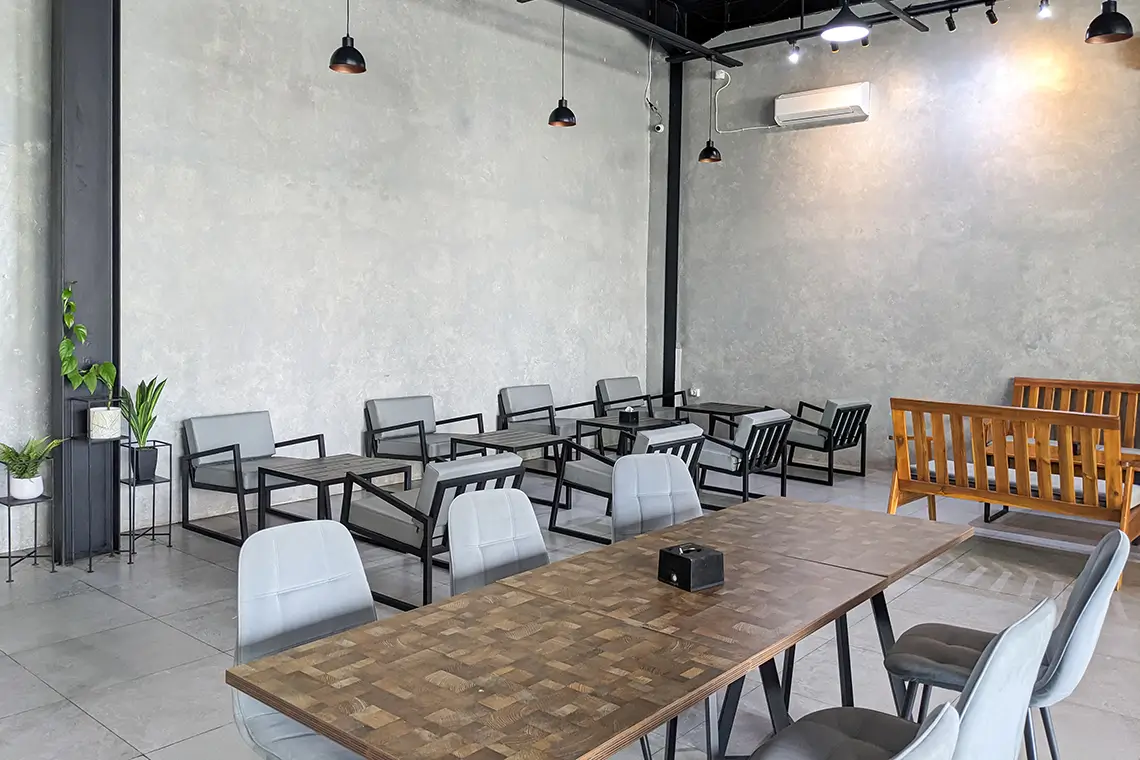 Modernes Café mit Klimaanlage im Speisesaal Modernes Café mit Klimaanlage im Speisesaal