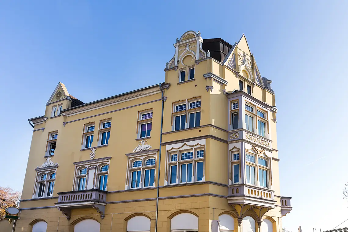 Historisches Gebäude mit aufwendigen Fassadendetails in Troisdorf bei blauem Himmel Historisches Gebäude mit aufwendigen Fassadendetails in Troisdorf bei blauem Himmel