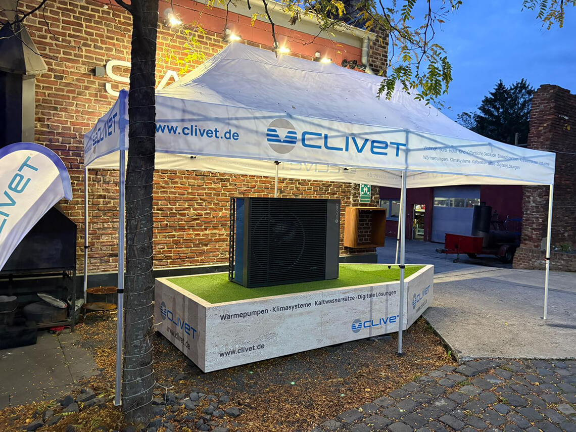 Clivet Wärmepumpe unter einem Clivet-Zelt auf einer Präsentationsfläche Clivet Wärmepumpe unter einem Clivet-Zelt auf einer Präsentationsfläche