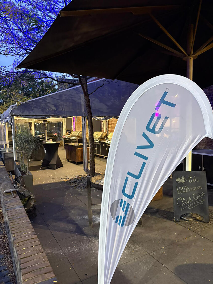 Clivet-Beachflag vor dem Santos Grill in Köln Clivet-Beachflag vor dem Santos Grill in Köln