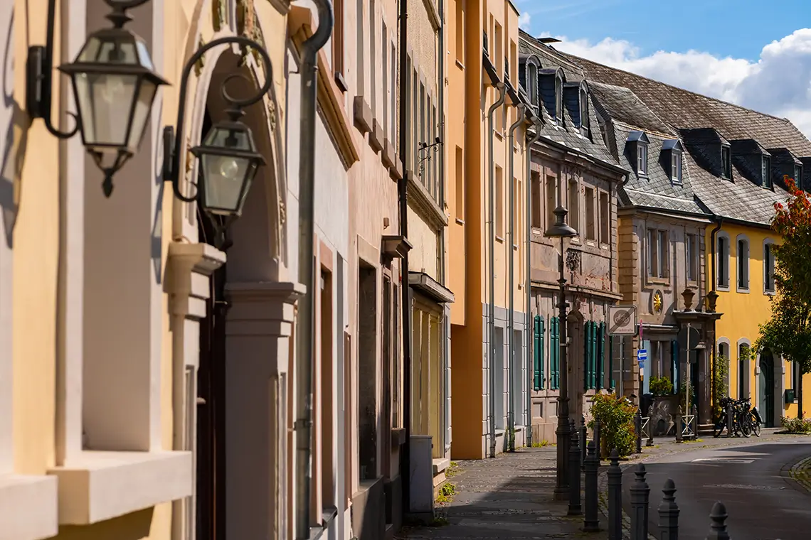 Enge historische Häuserzeile im Zentrum von Königswinter mit Laternen und Gehweg entlang der Fassaden Enge historische Häuserzeile im Zentrum von Königswinter mit Laternen und Gehweg entlang der Fassaden