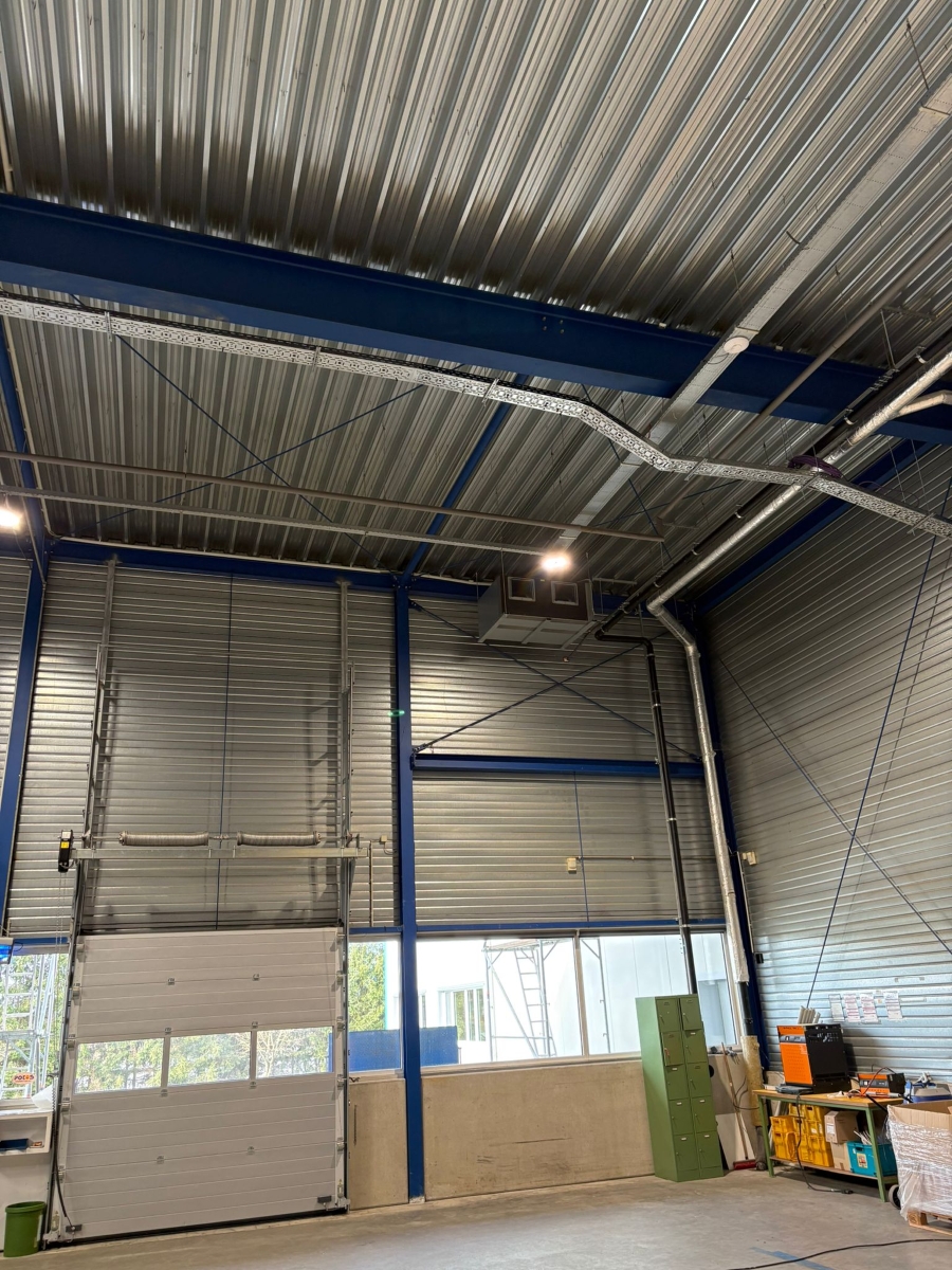 Deckenmontiertes Klimagerät mit angepasster Luftführung zur gleichmäßigen Klimatisierung der Logistikhalle.