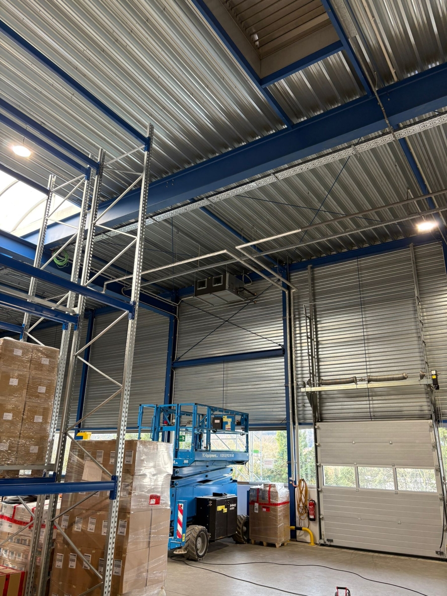Innenansicht der Logistikhalle mit installierter Vollklimatisierung und deckenmontierten Innengeräten für eine gleichmäßige Klimaverteilung.