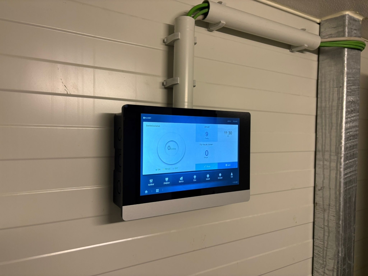 Zentrale Touchscreen-Steuerung der Vollklimatisierung in einer Logistikhalle für pharmazeutische Produkte in Königswinter