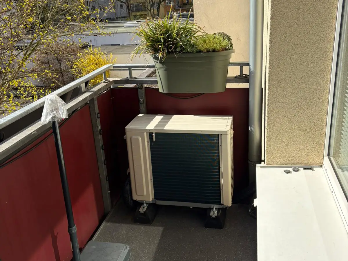 klimaanlage-auf-balkon-koeln-lindenthal Außeneinheit einer Split-Klimaanlage platzsparend auf einem Balkon in Köln Lindenthal installiert.