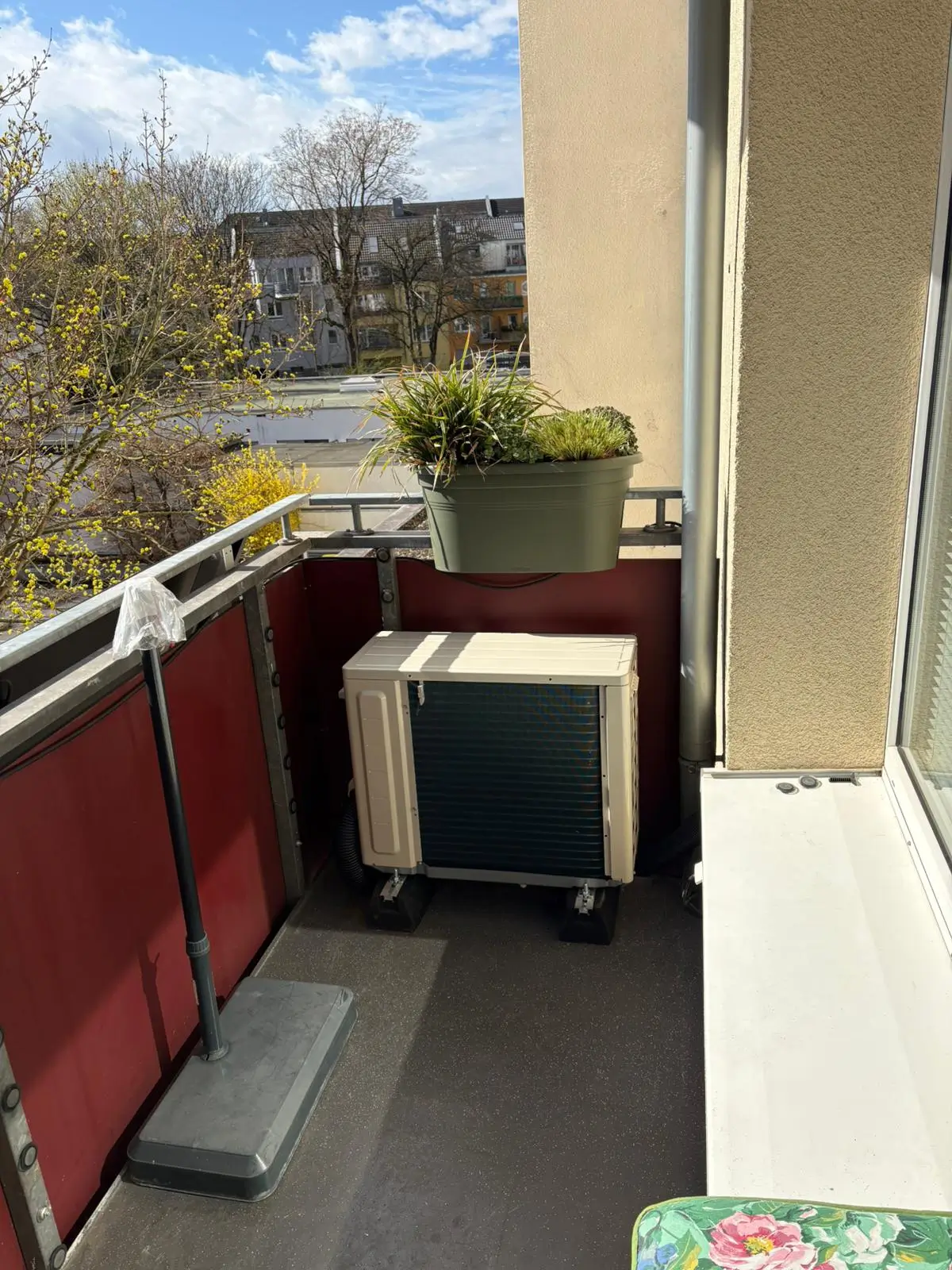 klimaanlage-auf-balkon-platzsparend-koeln-lindenthal Außeneinheit einer Split-Klimaanlage platzsparend auf einem Balkon in Köln Lindenthal installiert.
