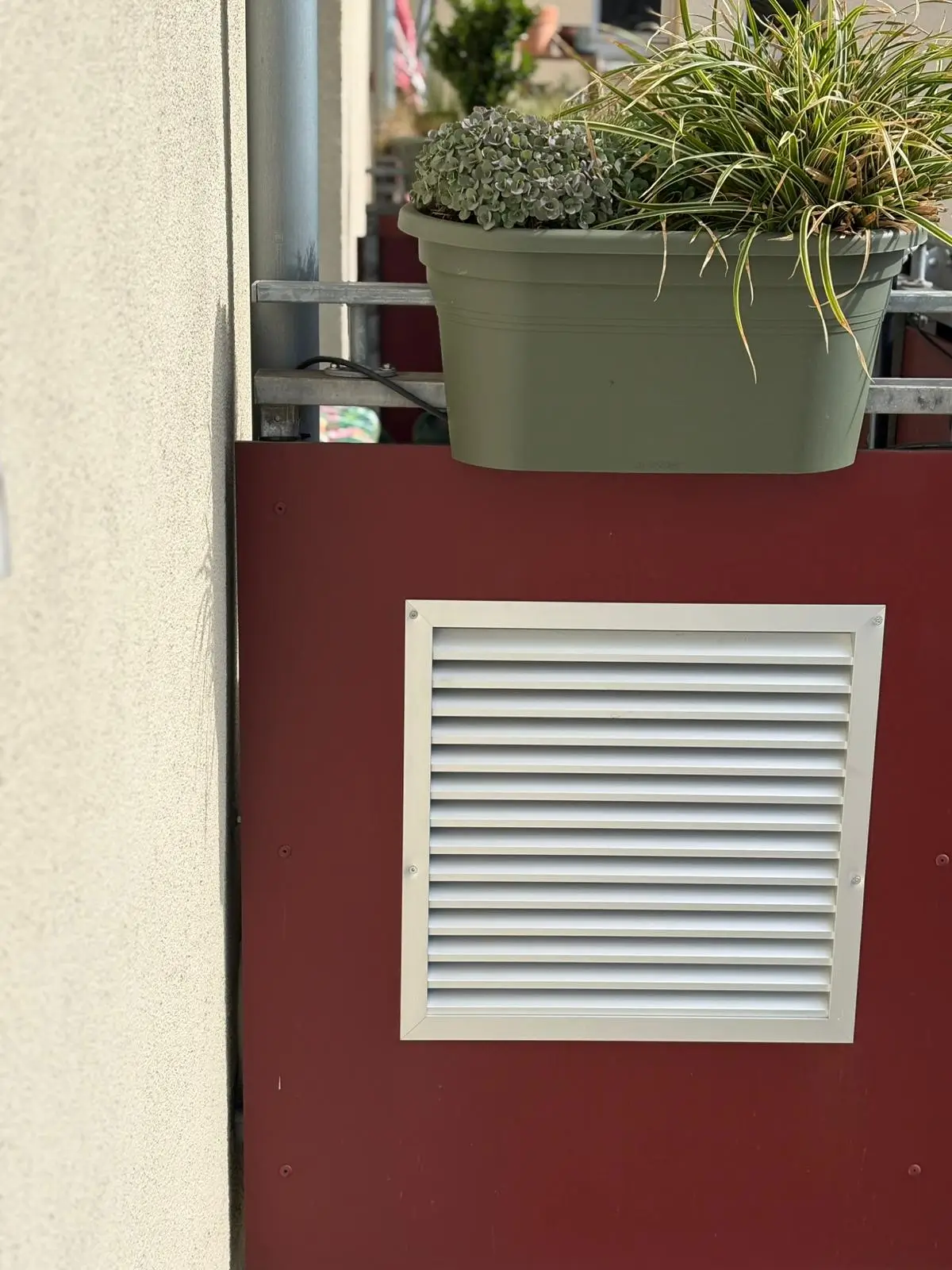 klimaanlage-balkom-belueftung-koeln-lindenthal Detailansicht einer dezenten Balkonverkleidung bei einer Split-Klimaanlagen-Installation in Köln Lindenthal.