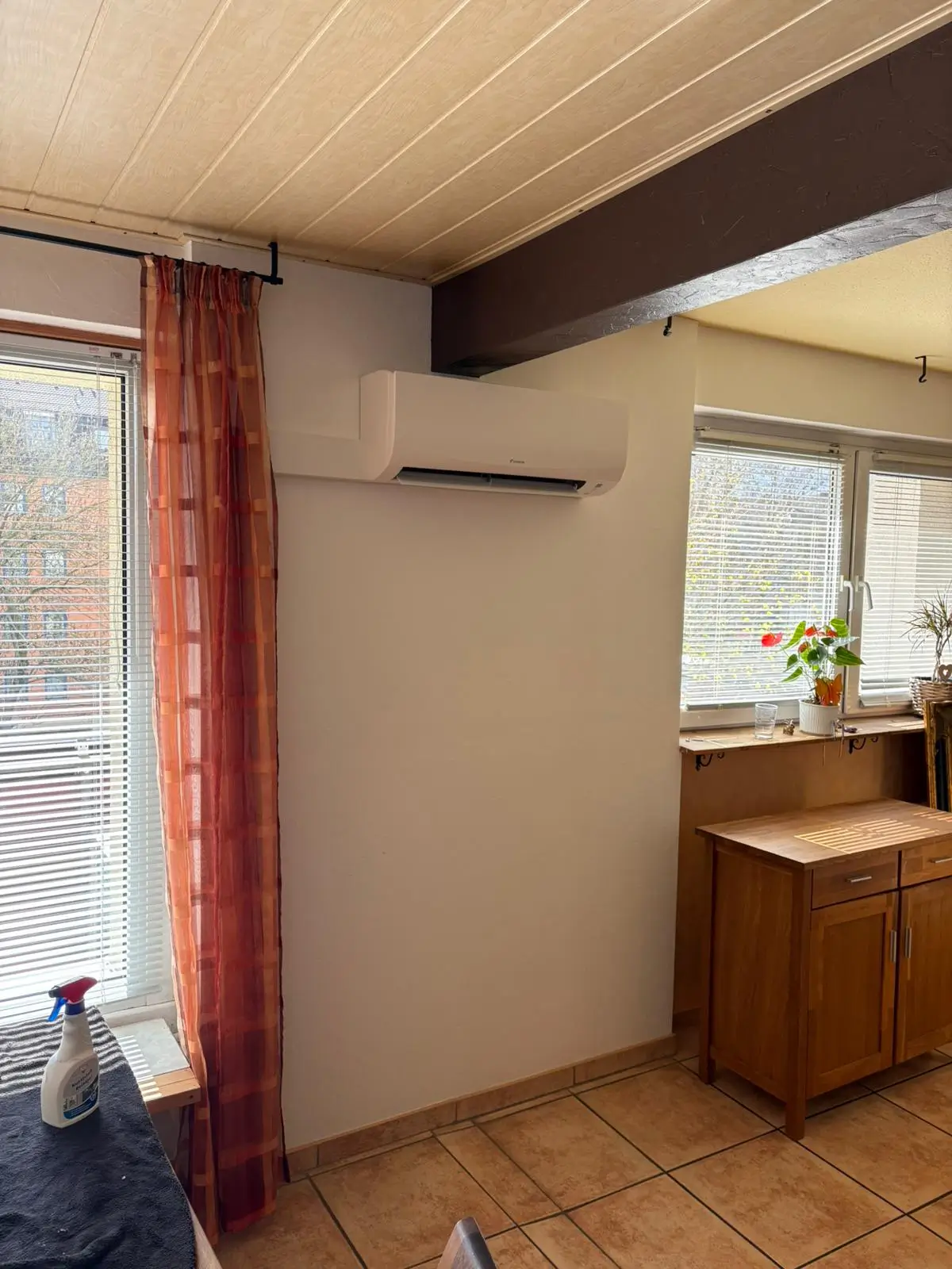 klimaanlage-bei-wenig-platz-koeln-lindenthal Inneneinheit einer Split-Klimaanlage in einer Wohnung in Köln Lindenthal fachgerecht montiert.