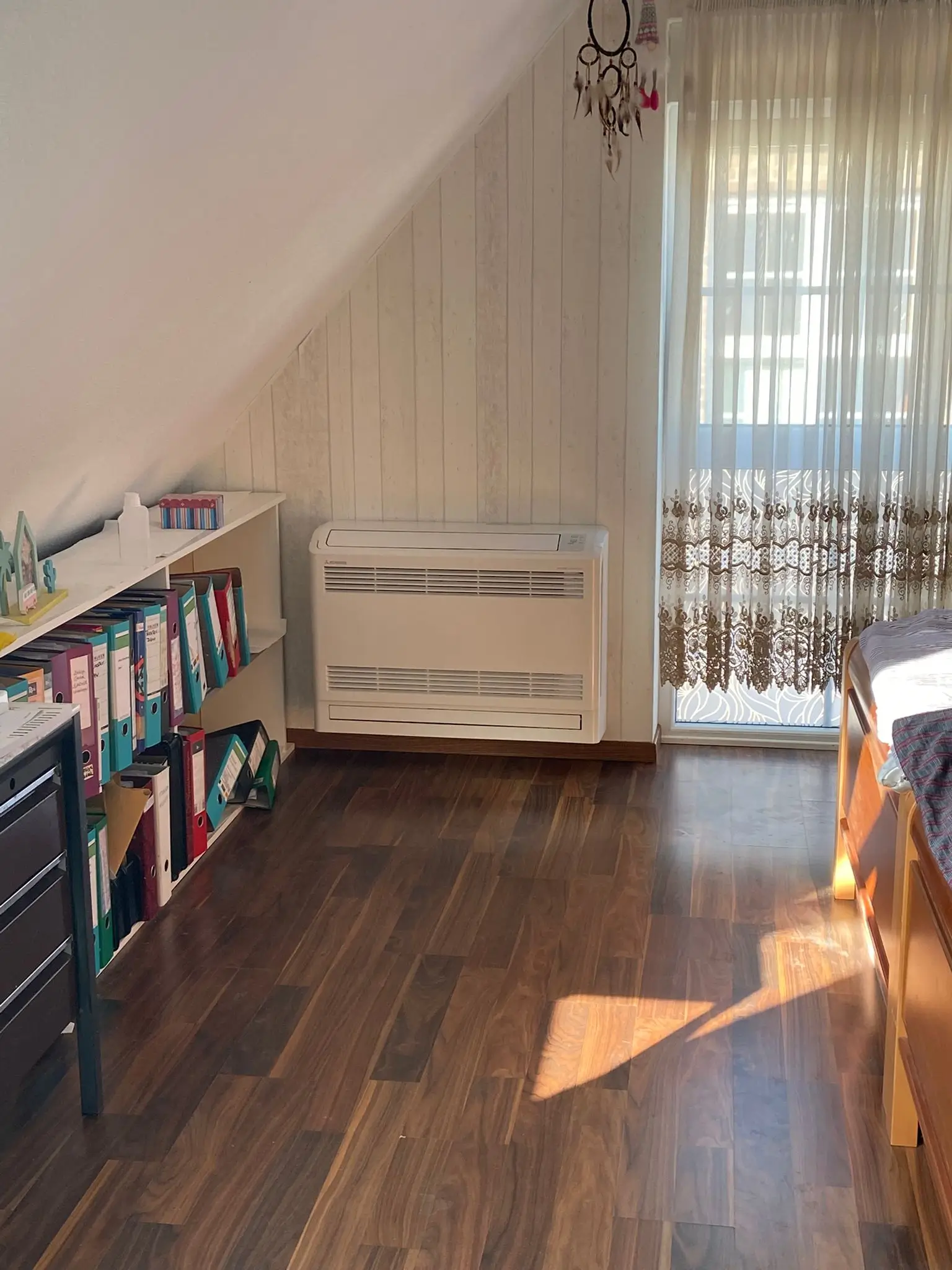 Mitsubishi Truhengerät einer Multisplit-Klimaanlage im Dachgeschoss eines Wohnraums in Köln Porz.