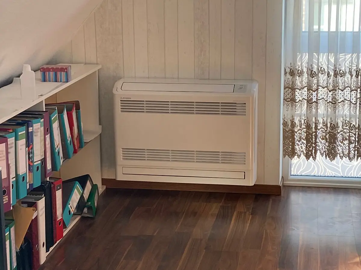 Mitsubishi Truhengerät einer Multisplit-Klimaanlage im Dachgeschoss eines Wohnraums in Köln Porz.