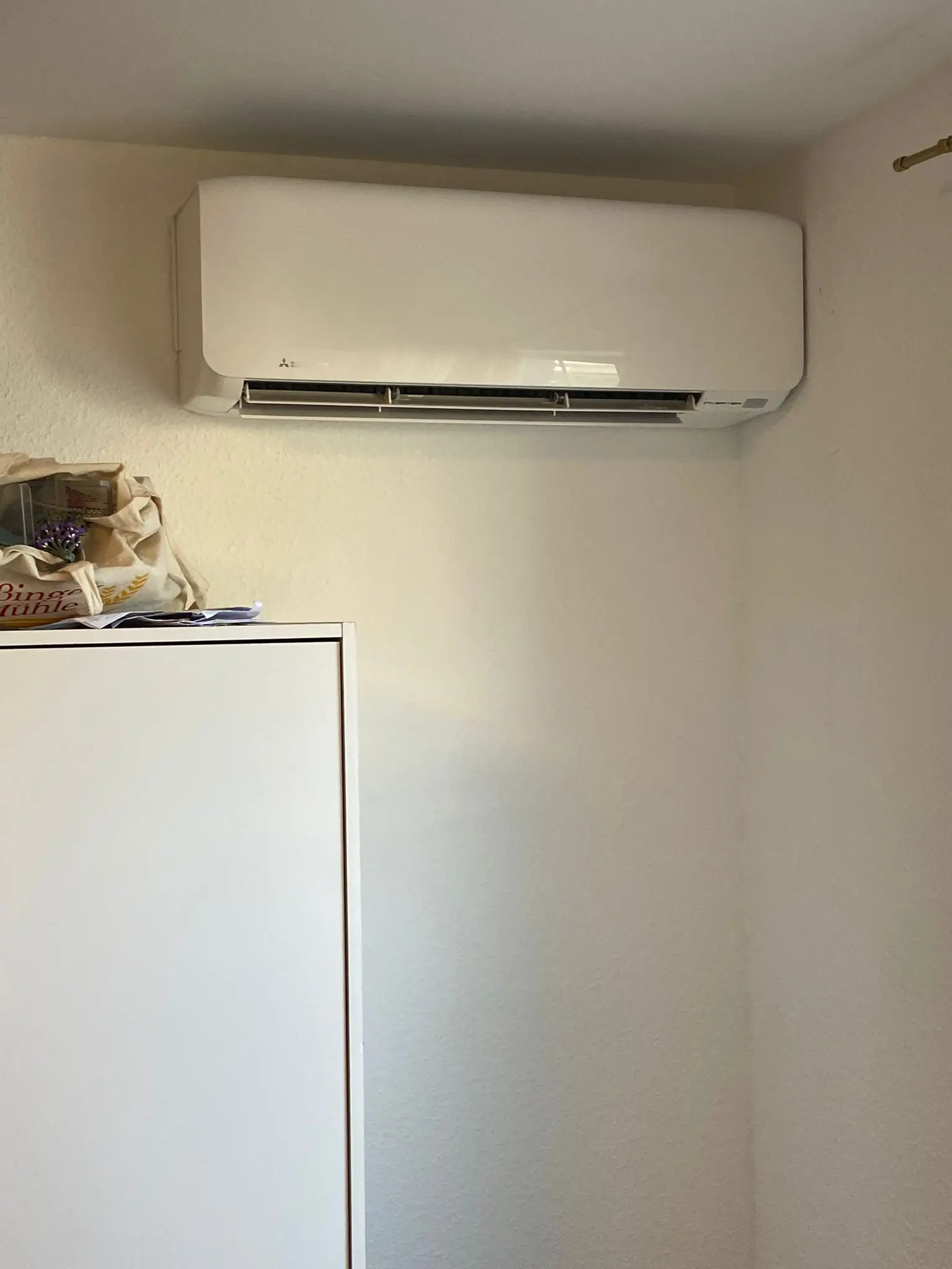 Wandgerät einer Mitsubishi Multisplit-Klimaanlage in einem Wohnraum in Köln Porz fachgerecht montiert.