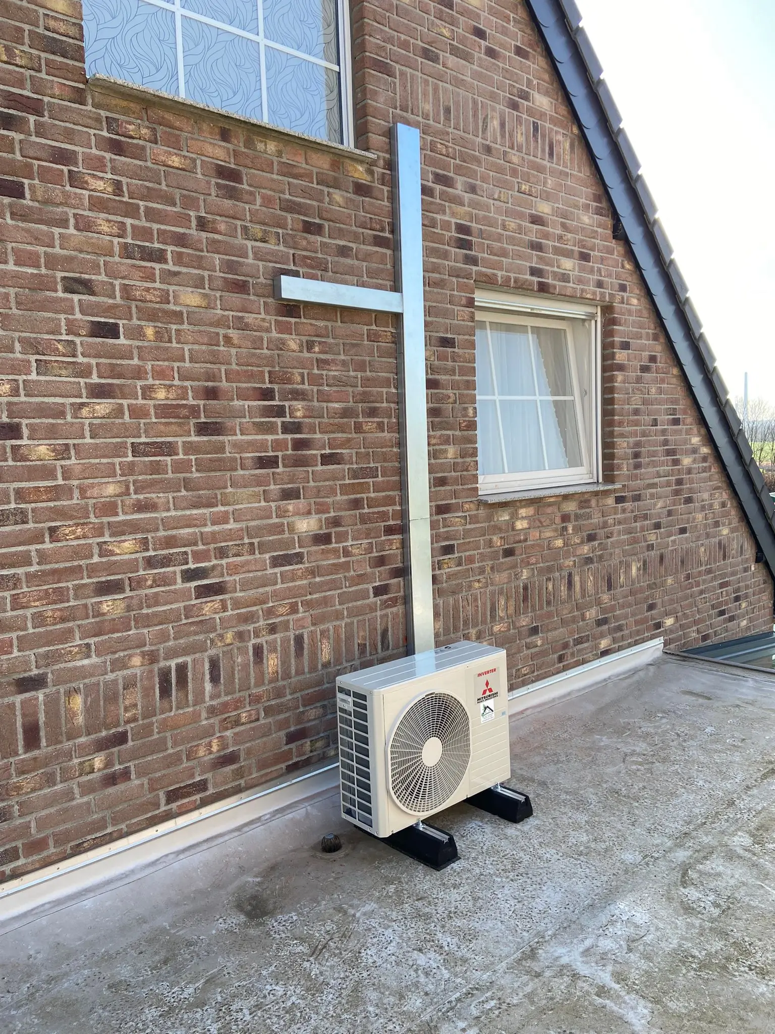 Mitsubishi Multisplit-Außeneinheit mit sauberer Leitungsführung an der Klinkerfassade in Köln Porz.