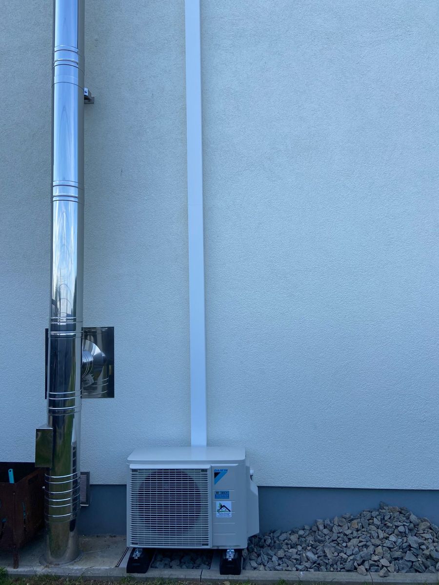 Daikin Multi-Inverter-Außeneinheit fachgerecht an der Fassade eines Hauses in Bornheim montiert.