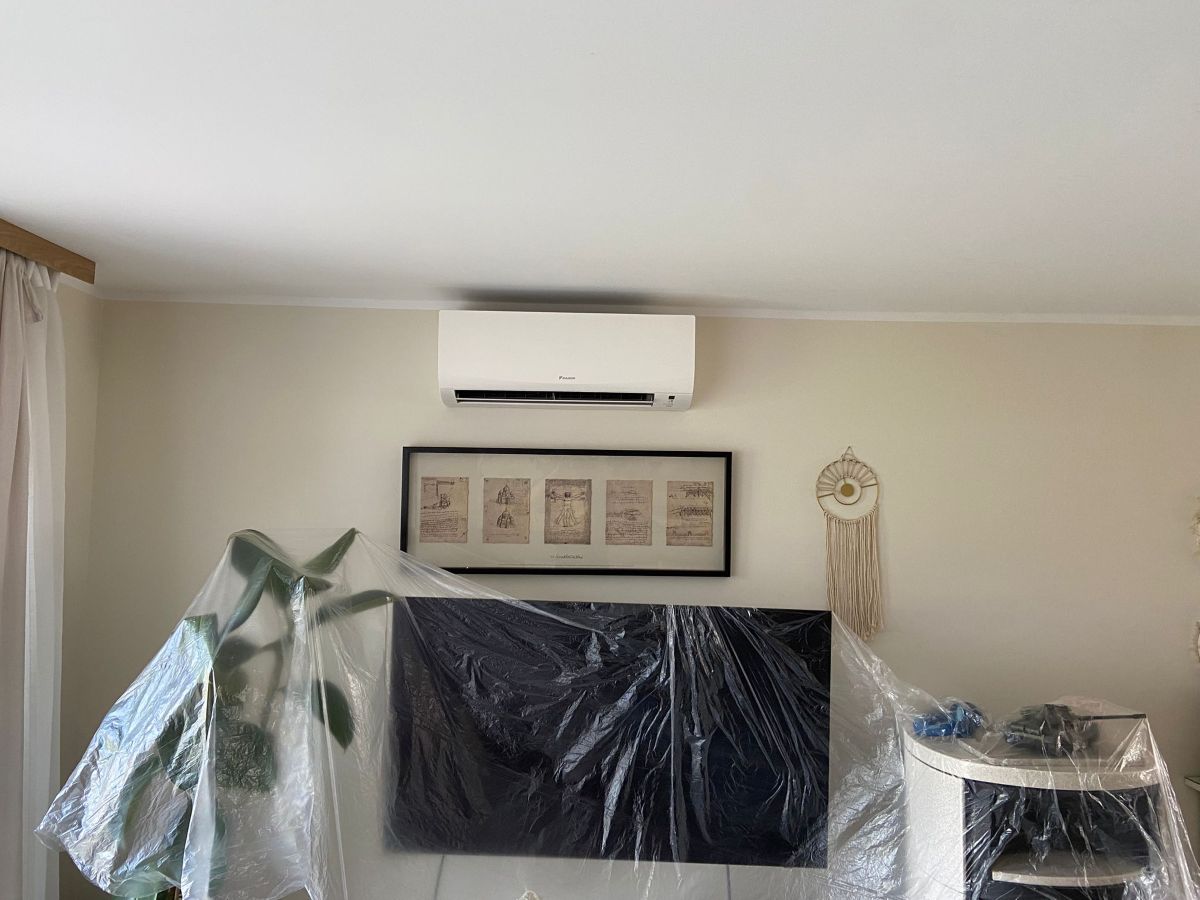 Daikin Wandgerät einer Duo-Split-Klimaanlage im Wohnbereich eines Einfamilienhauses in Bornheim.