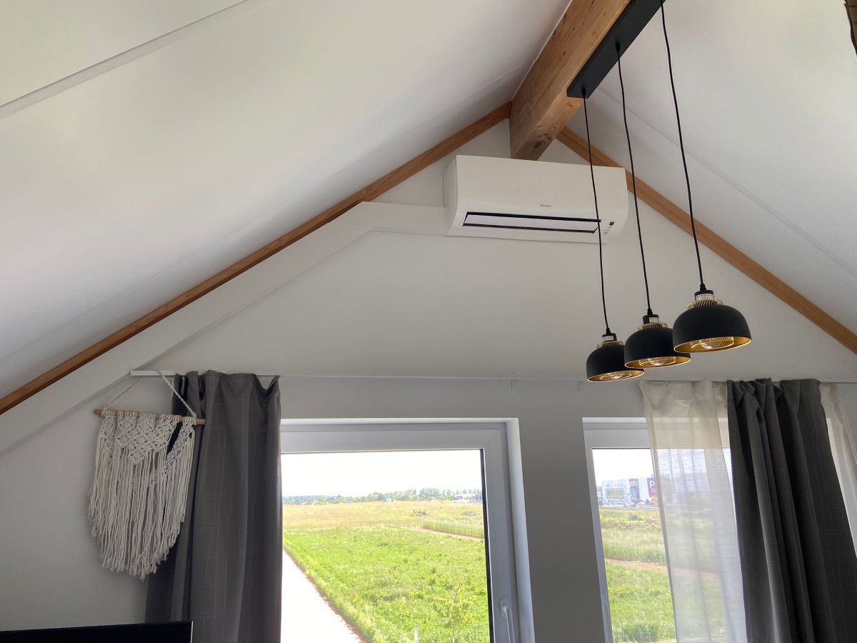 Daikin Wandgerät einer Duo-Split-Klimaanlage unter der Dachschräge im Dachgeschoss eines Wohnhauses in Bornheim.