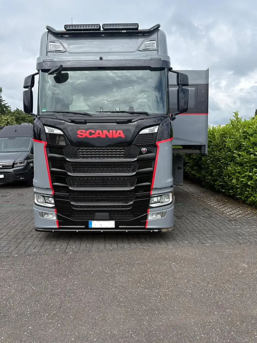 Wartung der Klimaanlage an einem Luxus-Wohnmobil auf Scania-Basis durch den Kältetechniker.