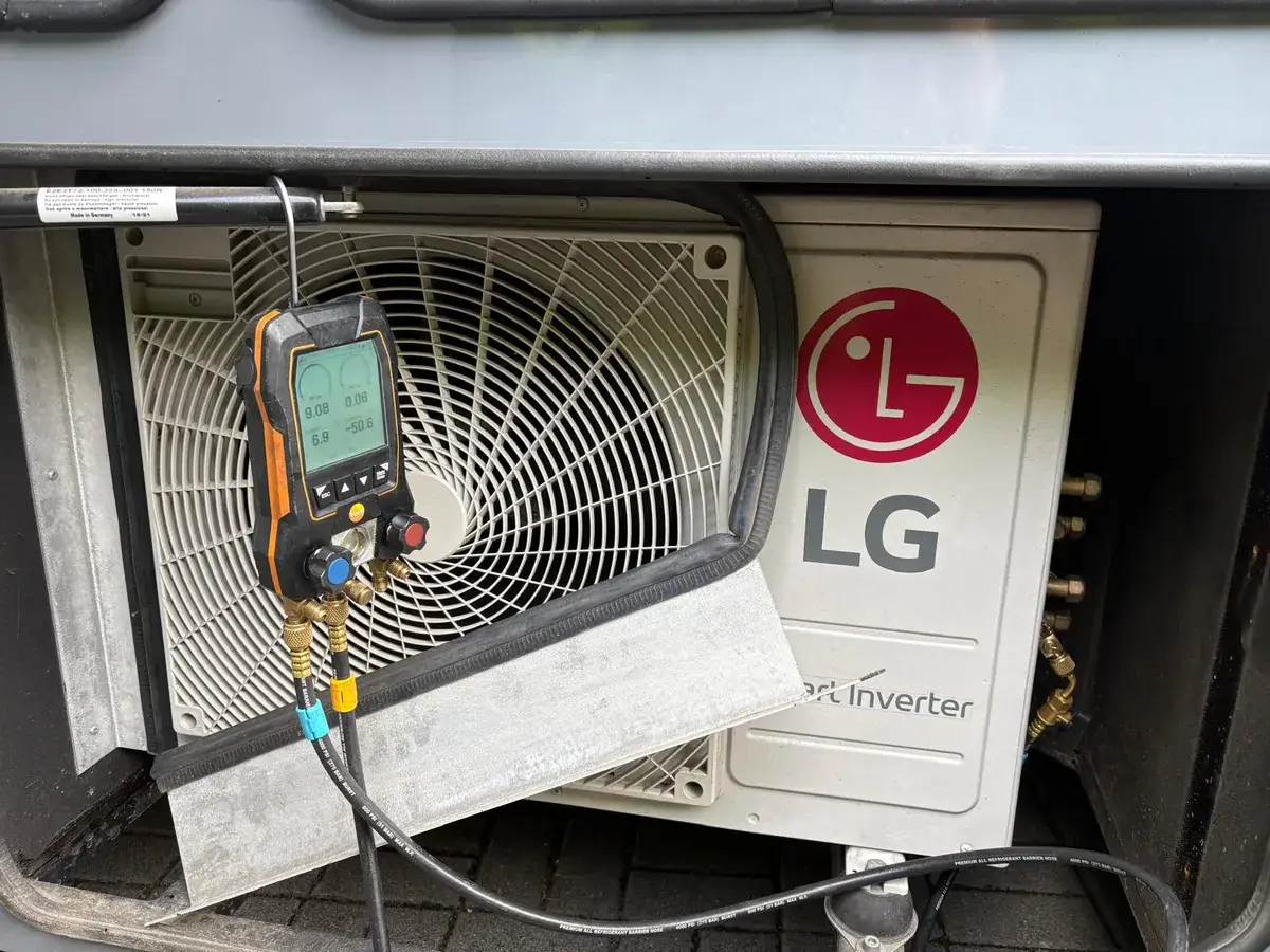 LG Klimaanlage am Wohnmobil bei der Wartung, angeschlossene Monteurhilfe zur Prüfung der Kältemitteldrücke.