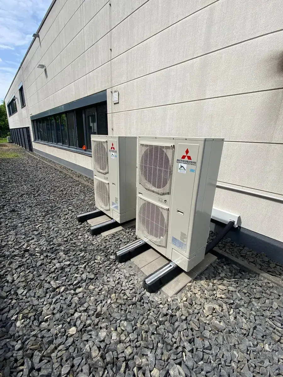 mitsubishi-heavy-aussengeraete-r32-fabrikhalle-troisdorf Zwei Außengeräte von Mitsubishi Heavy Industries mit Kältemittel R32 am Außengelände der Fabrikhalle in Troisdorf.